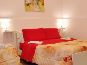 a bedroom with a bed with a red head board at Cartia Affittacamere in Ragusa