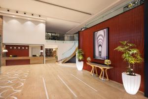 纳威孟买Fortune Select Exotica, Navi Mumbai - Member ITC Hotels' Group的大堂种植了盆栽植物,设有楼梯 更多30张照片
