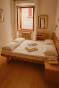 Postel nebo postele na pokoji v ubytování Hotel Modena old town