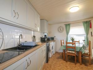 eine Küche mit Spüle und Arbeitsplatte in der Unterkunft Coniston Cottage in Bakewell