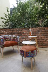 イスタンブールにあるAgion Living Taksim Cihangirの椅子2脚、テーブル(ワイン1杯付)