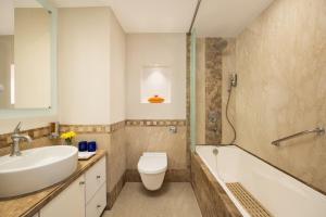 纳威孟买Fortune Select Exotica, Navi Mumbai - Member ITC Hotels' Group的带水槽、浴缸和马桶的浴室