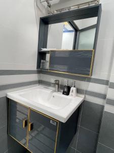a bathroom with a sink and a mirror at Hoàng Gia 2 Hotel in Ấp An Phú