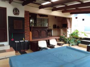 a living room with chairs and a table at Welkom in Weerkom in Kelso