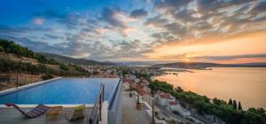 vista para a cidade a partir de um edifício com piscina em Hotel Ola - Adults Only em Trogir mais 47 fotografias