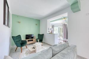 una sala de estar con un sofá y dos sillas en Villa Helvétie - Welkeys, en Toulon
