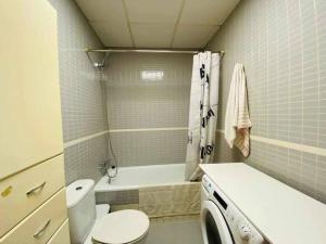 y baño con aseo, ducha y lavadora. en Apart 4- Trip - Benalmadena, en Benalmádena 8 fotos más