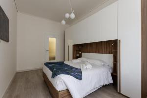 a bedroom with a large white bed with white pillows at Artist Apartment in Mantova