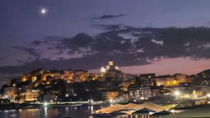 Nespecifikovaný výhled na destinaci Imperia nebo výhled na město při pohledu z apartmánu