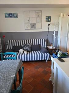 Posezení v ubytování THE SHELL - New interior look but same old charme 200mt from the sea with garden and parking nearby
