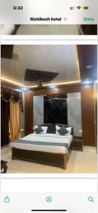 une photo d'une chambre avec un lit dans une pièce dans l'établissement Hotel Yogasthali - best awarded property in rishikesh with open rooftop cafe, budget friendly, luxurious property, à Rishikesh