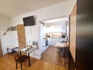 a small apartment with a table and a kitchen at HomeW4 - Rosen Apartment in Hoheneich