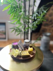 a table with a plate with cosmetics on it at La Suite - Villa Valmy - Hypercentre - Gare SNCF in Montluçon