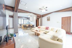 Area soggiorno di Resort in青の洞窟