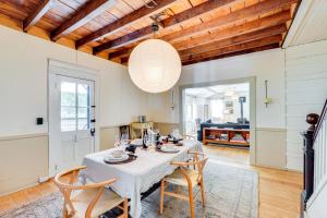 une salle à manger avec une table et des chaises blanches dans l'établissement Historic Catskills Farmhouse Cottage by Belleayre, à Fleischmanns