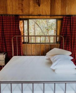 una cama con almohadas y una ventana en una habitación en Arroyo & Grapes, en Campinas 13 fotos más