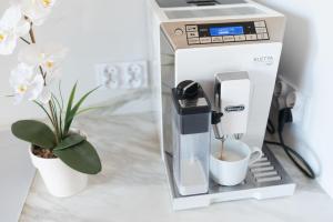 una cafetera sentada en un mostrador con una taza en Apartament BIANCO CREMA przy Jasnej Górze, en Częstochowa 5 fotos más