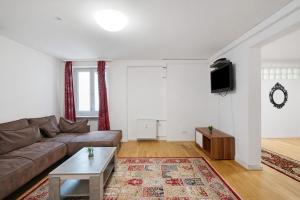 un soggiorno con un divano e una TV di Aldars 15 a Monaco