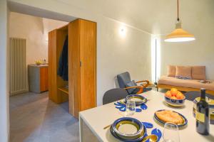 una sala de estar con una mesa con platos de comida. en Casa Alda by Holiday World, en Borgio Verezzi