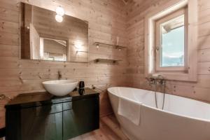 Ένα μπάνιο στο Chalet Dalpe by Quokka 360 - chalet among pastures and forests
