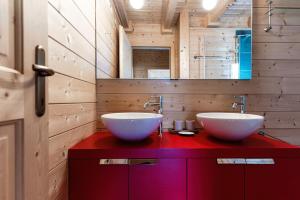 Ένα μπάνιο στο Chalet Dalpe by Quokka 360 - chalet among pastures and forests