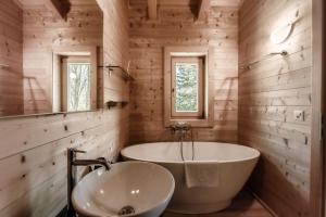 Ένα μπάνιο στο Chalet Dalpe by Quokka 360 - chalet among pastures and forests