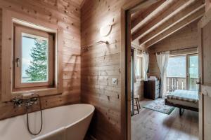 Ένα ή περισσότερα κρεβάτια σε δωμάτιο στο Chalet Dalpe by Quokka 360 - chalet among pastures and forests