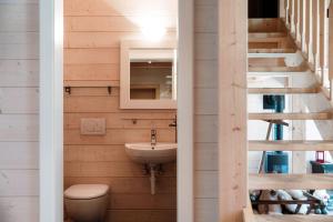 Ένα μπάνιο στο Chalet Dalpe by Quokka 360 - chalet among pastures and forests