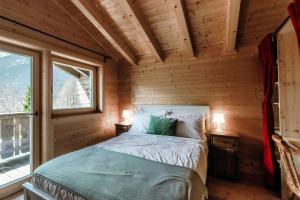 Ένα ή περισσότερα κρεβάτια σε δωμάτιο στο Chalet Dalpe by Quokka 360 - chalet among pastures and forests