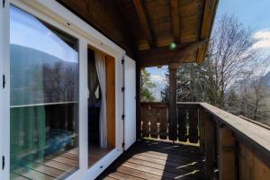 Μπαλκόνι ή βεράντα στο Chalet Dalpe by Quokka 360 - chalet among pastures and forests
