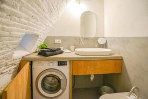 Un baño con lavadora y lavabo. en Casa Alda by Holiday World, en Borgio Verezzi 24 fotos más