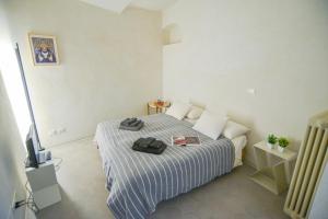 Un dormitorio con una cama con una bandeja encima. en Casa Alda by Holiday World, en Borgio Verezzi