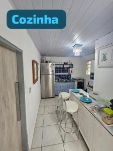 Kuchyň nebo kuchyňský kout v ubytování Casa em condomínio fechad0