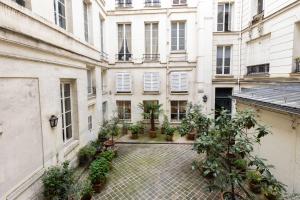 Vonkajšia záhrada v ubytovaní Joyful apartment - 2BR-6P - Louvre-Rivoli