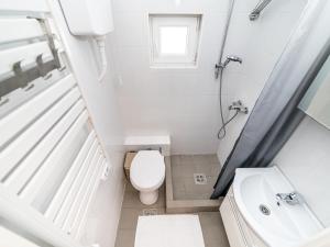 un piccolo bagno con un water e un lavandino di Salix Guesthouse by Mital a Szeged Altre 18 foto