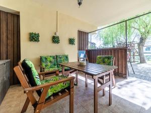 una sala da pranzo con tavolo e sedie in legno di Salix Guesthouse by Mital a Szeged