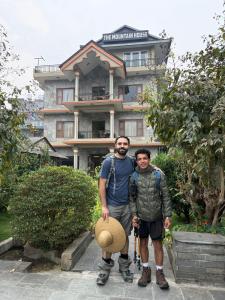 Due uomini sono in piedi davanti a un edificio di The Mountain House a Pokhara Altre 34 foto