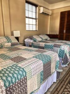 Postel nebo postele na pokoji v ubytování Timbos Suites