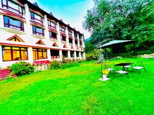 Sagar Resort - Best Selling Hotel near Mall Road Manali外面的花园