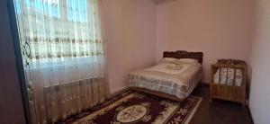 Un dormitorio pequeño con una cama y una ventana. en Sayat-Nova Apartment Dilijan, en Dilijan