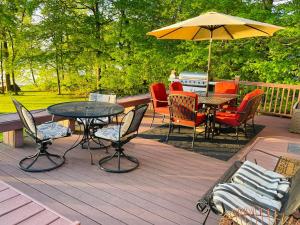 Κήπος έξω από το Lake Escape with paddle boards, fire pit & game room +51 φωτογραφίες