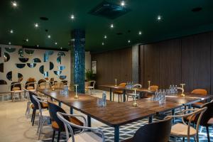 sala konferencyjna z drewnianymi stołami i krzesłami w obiekcie Gold Hotel w mieście Złotoryja