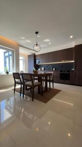 eine Küche mit Esstisch und Stühlen in der Unterkunft Vila Mar Guest House in Vila do Conde