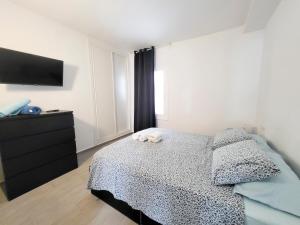 Ein Bett oder Betten in einem Zimmer der Unterkunft flower apartment