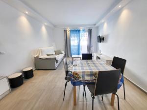 Ein Sitzbereich in der Unterkunft flower apartment