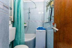 une salle de bain avec toilettes, douche et lavabo dans l'établissement ApartStudio 224 - Zagreb - WIFI, à Zagreb