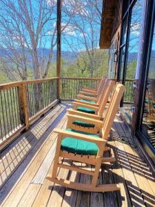 タウンゼンドにあるLaurel Valley Mountain Retreatの小屋の椅子