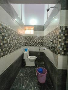 a bathroom with a toilet and a bucket at Hotel City Palace in Rānchī