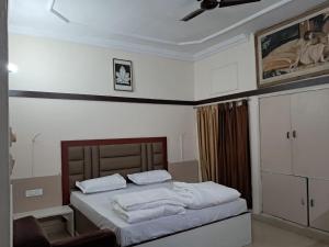a bedroom with a bed with towels on it at Hotel City Palace in Rānchī +6 photos