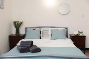 Ένα ή περισσότερα κρεβάτια σε δωμάτιο στο Apartament Szczerbowskiego B